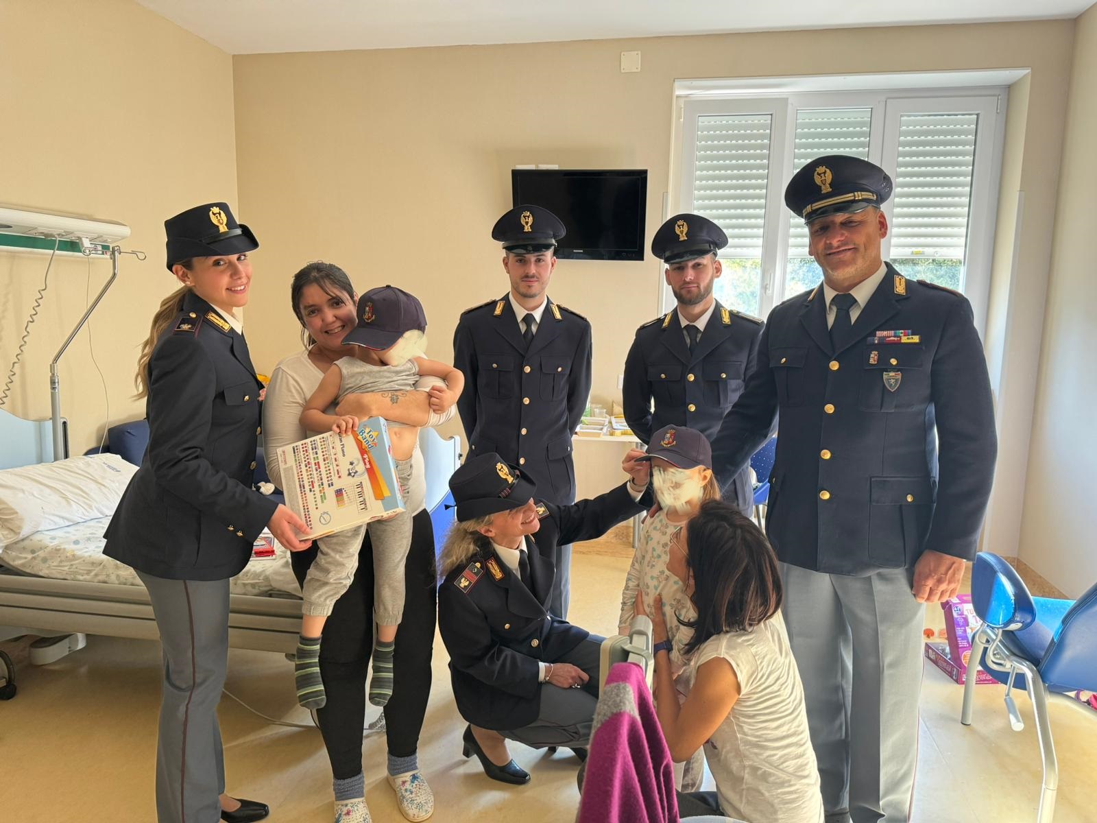 Il Natale della Polizia in Pediatria: i regali in divisa ai bimbi ricoverati1