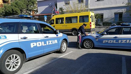 Sicurezza su strada. La Polizia di Stato sospende dalla circolazione due scuolabus