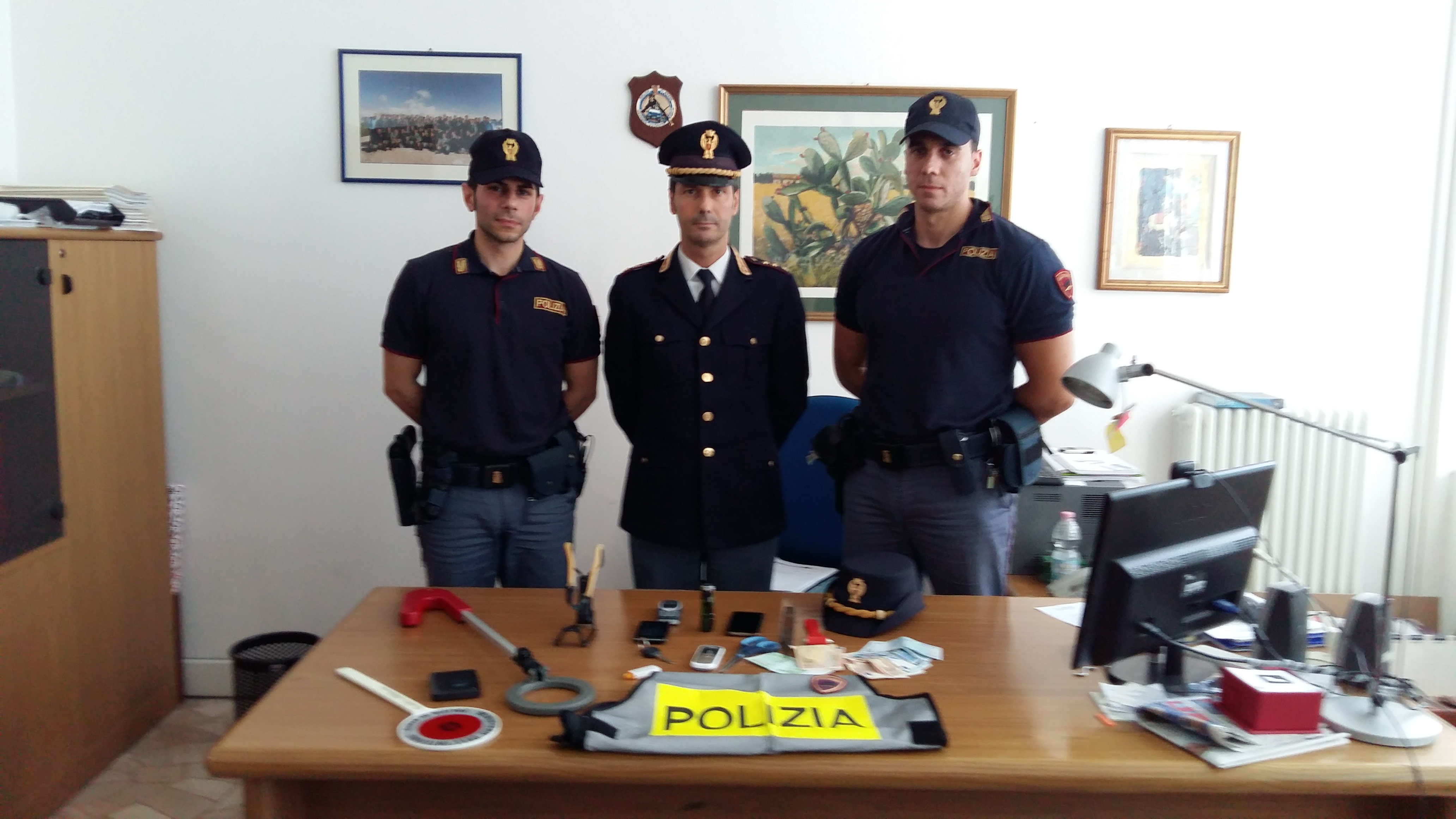 il Dirigente delle volanti V.Q.A. Carlo Ferretti e gli agenti che hanno operato l' arresto