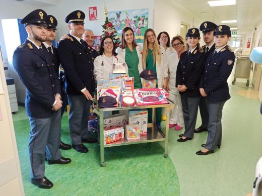 Il Natale della Polizia in Pediatria: i regali in divisa ai bimbi ricoverati