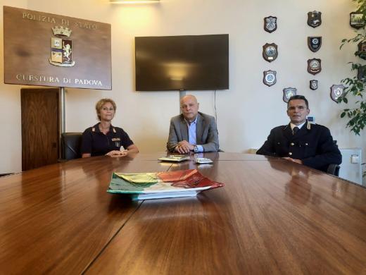 Lunedì 25 luglio, il Questore della Provincia di Padova Antonio Sbordone ha ricevuto e dato il benvenuto al Vice Questore della Polizia di Stato dott. Simone Rodella che si è insediato presso la Questura.