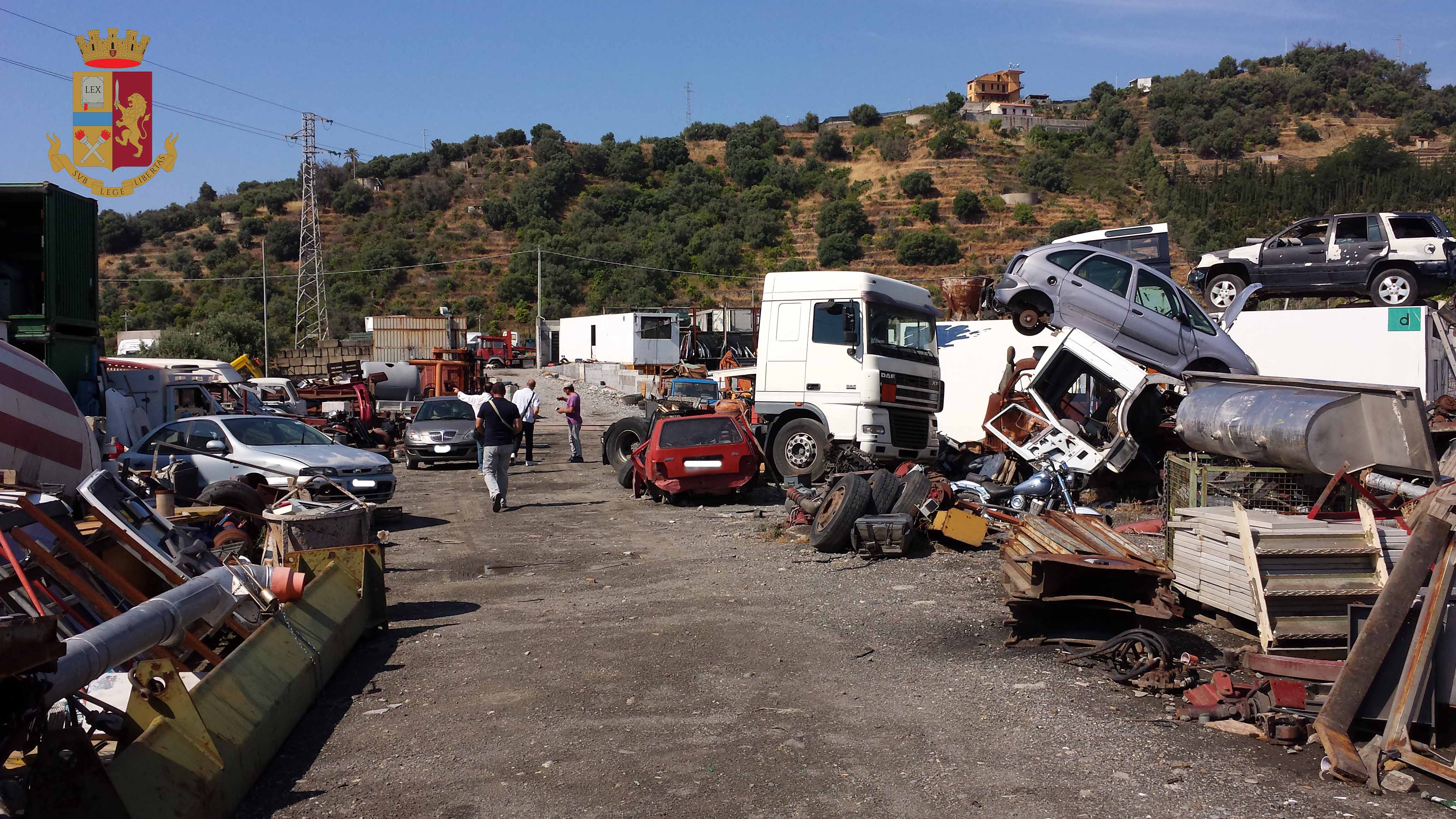 La Polizia di Stato sequestra un’area abusivamente utilizzata per recupero rifiuti pericolosi e veicoli dismessi