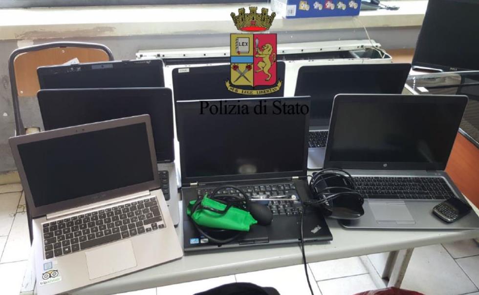 La Polizia di Stato ritrova a Napoli materiale informatico ed attrezzature rubate nella notte all’interno di una ditta aerospaziale in Avellino