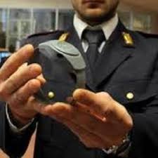 l’allarme scattato per il braccialetto elettronico fa scoprire alla Polizia una base casalinga per il confezionamento di droga