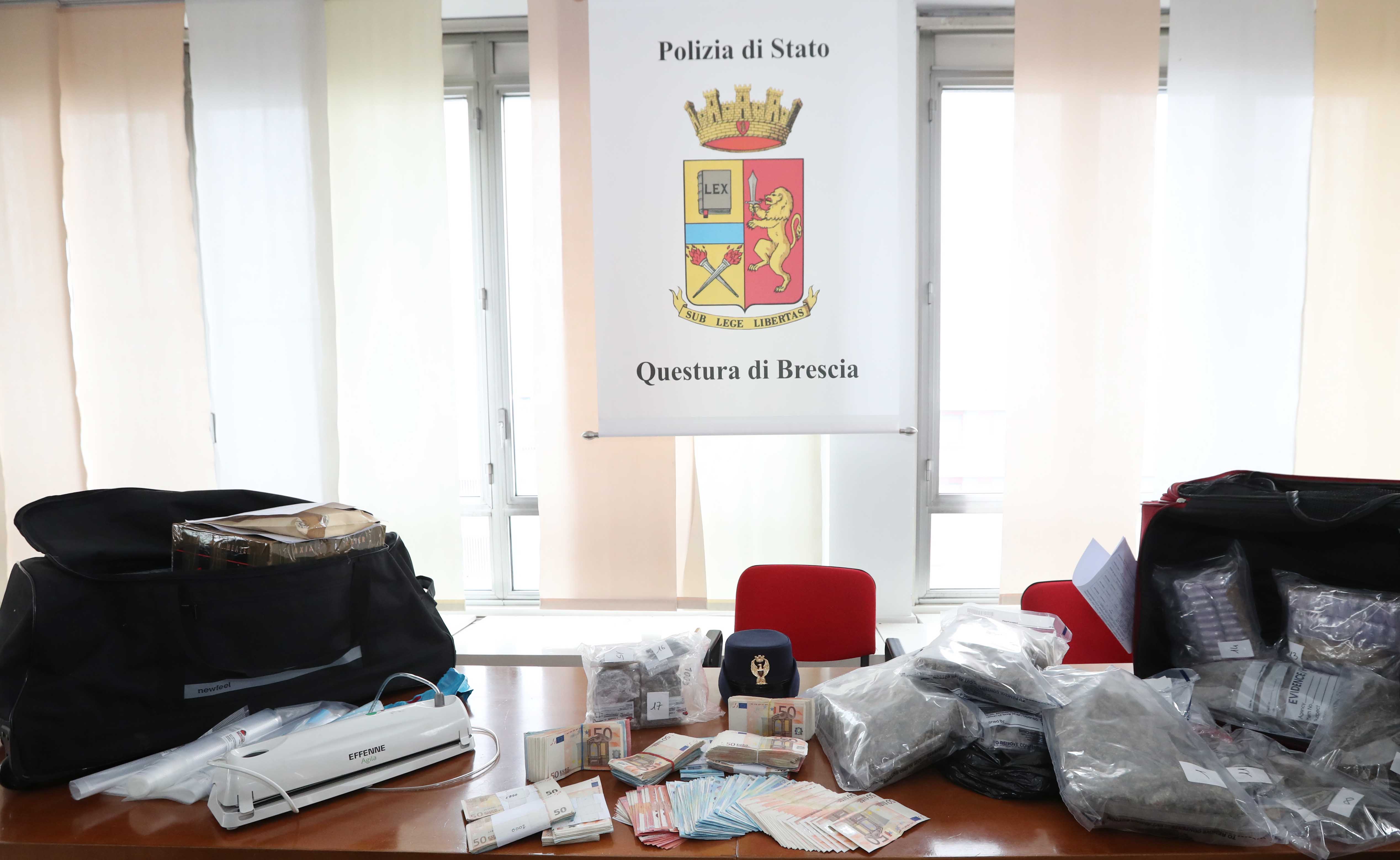Sequestro di  12 chili di droga e 76.000 euro in contanti