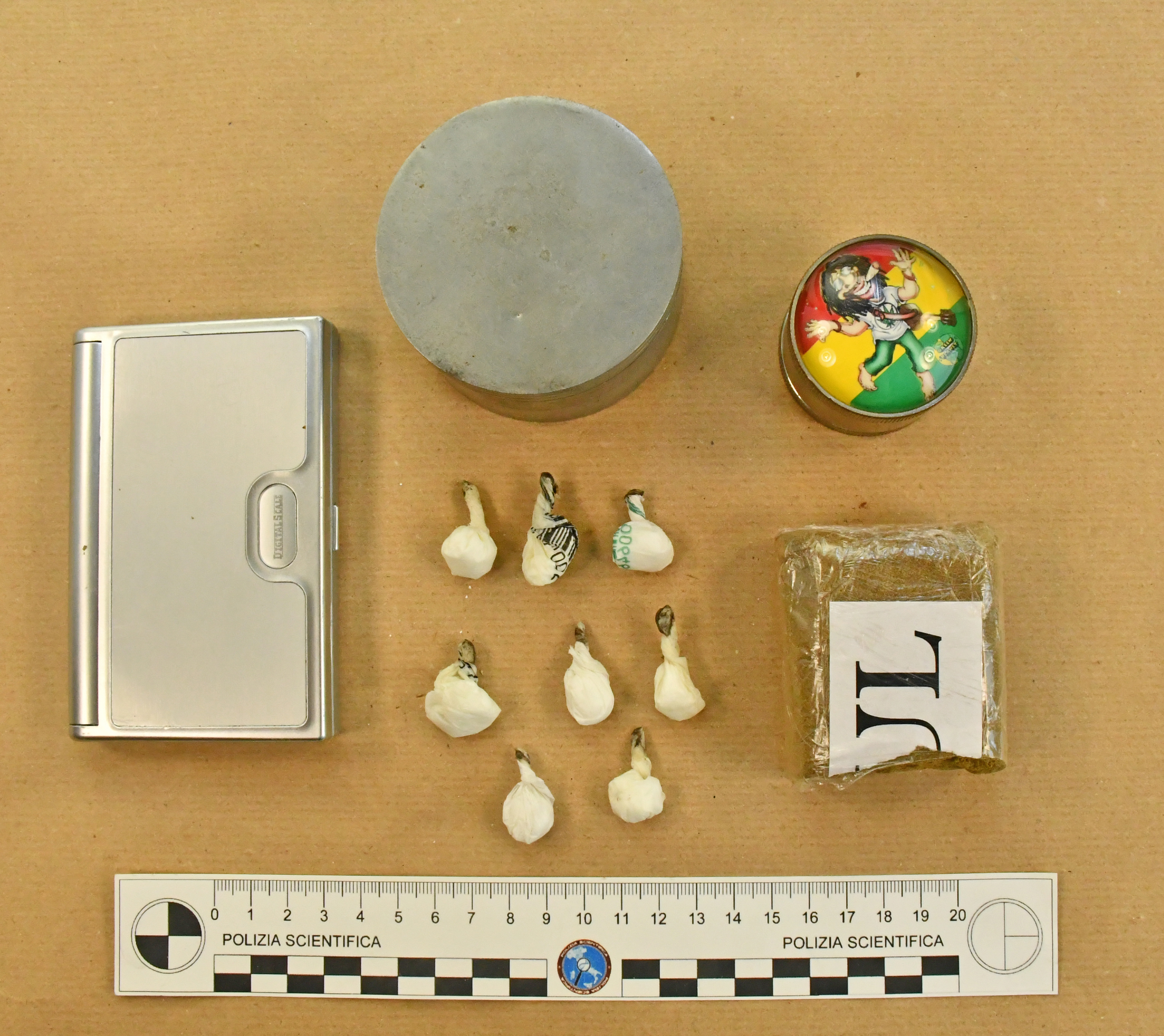Trovato con circa 60 grammi di hashish e 8 involucri di cocaina: arrestato a Rovigo dalla Polizia di Stato
