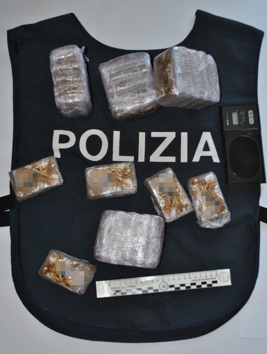 Controlli Straordinari COVID-19 - Arrestati due cittadini italiani e sequestrati oltre 2 kg e mezzo di sostanza stupefacente