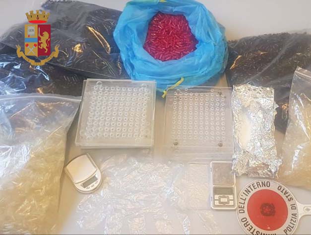 Baranzate MI, cocaina con migliaia di capsule per confezionare le dosi:  la Polizia di Stato arresta spacciatore