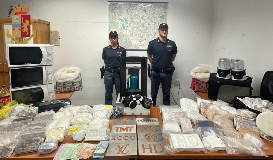 Milano, 40 chili di droga nella casa-laboratorio: due arresti della Polizia di Stato