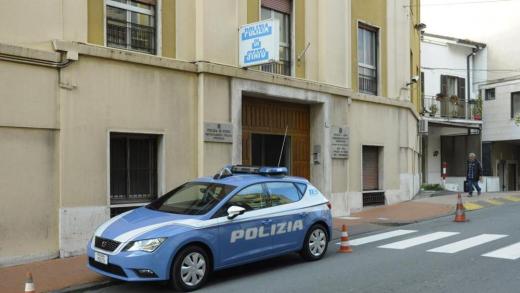 Ventimiglia. Una donna si lancia dal primo piano.  Intervento provvidenziale di due agenti della Polizia di Stato. Incolume.