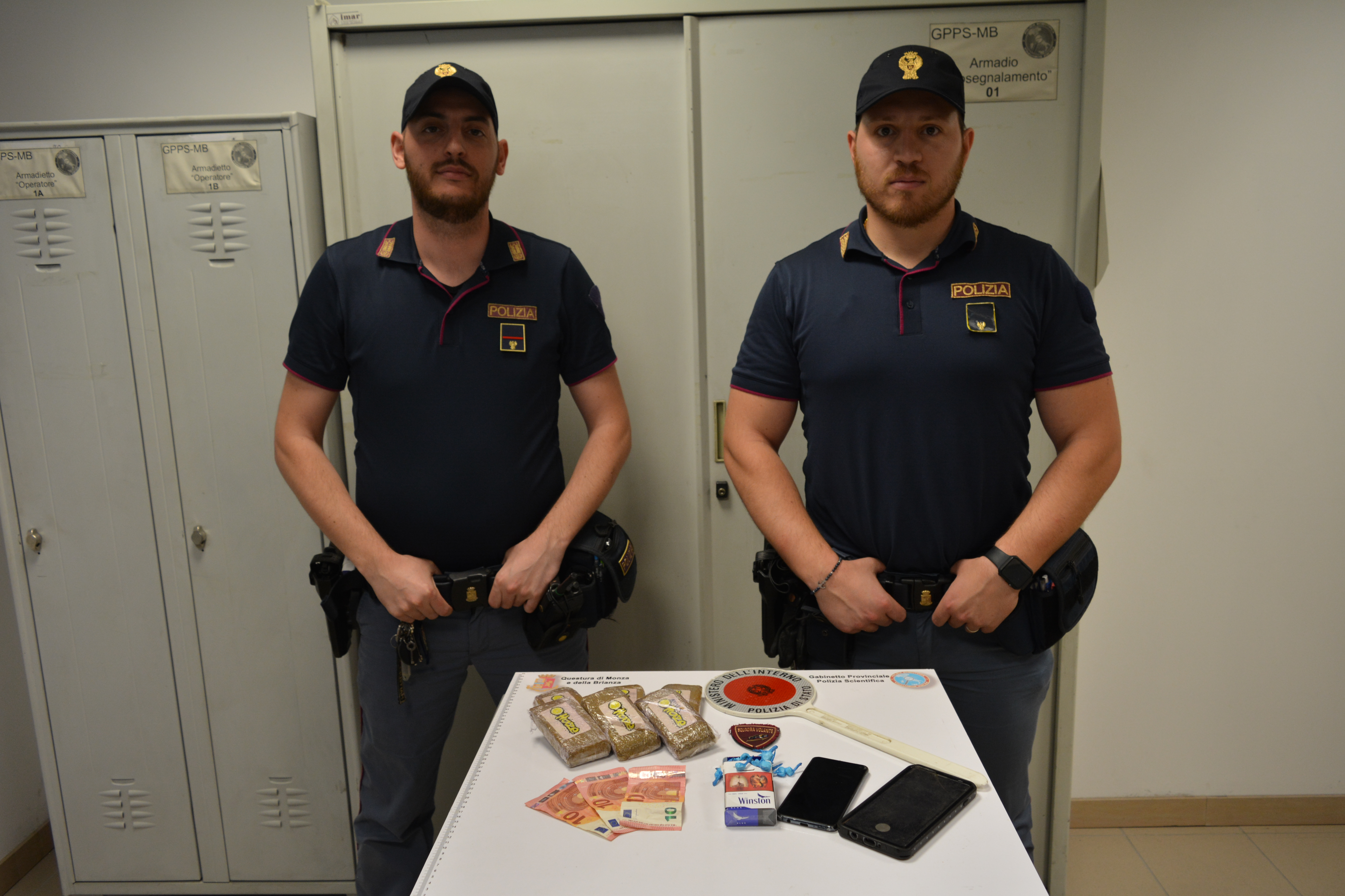 Monza e Brianza: la Polizia di Stato arresta in città due giovani in possesso di 6 panetti di hashish e 26 dosi di cocaina destinati allo spaccio.