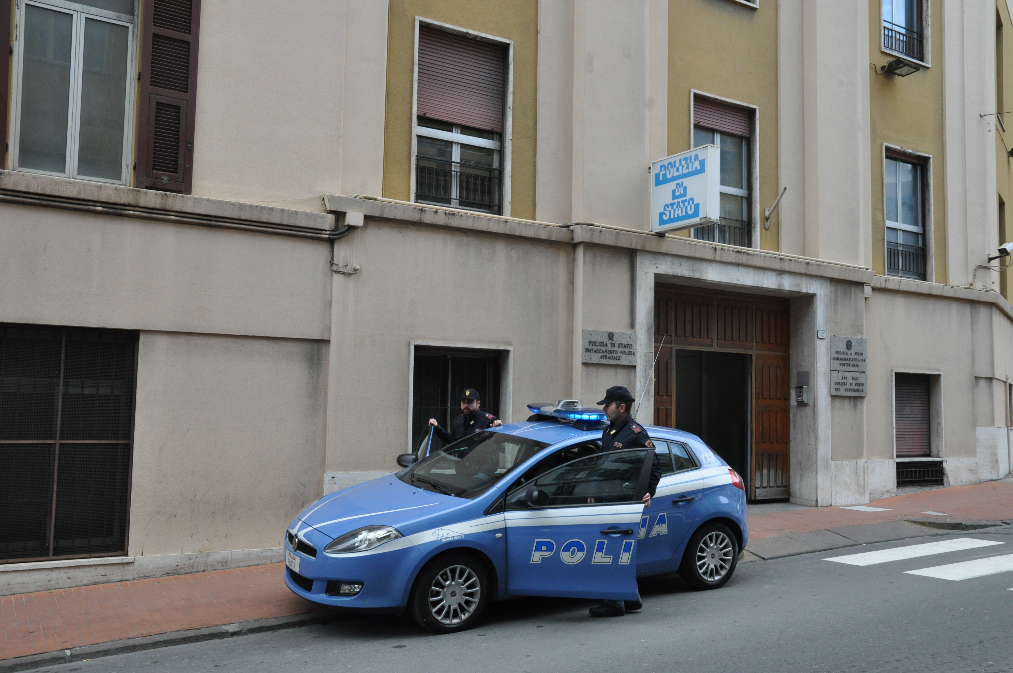 Ventimiglia. Polizia di Stato impegnata in un controllo straordinario del territorio. Due stranieri indagati, 12 espulsi dall’Italia, 128 persone identificate, 55 veicoli controllati.