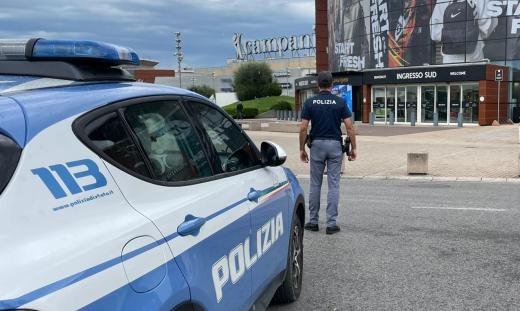 Nascondono la refurtiva nel passeggino, denunciati dalla Polizia di Stato.