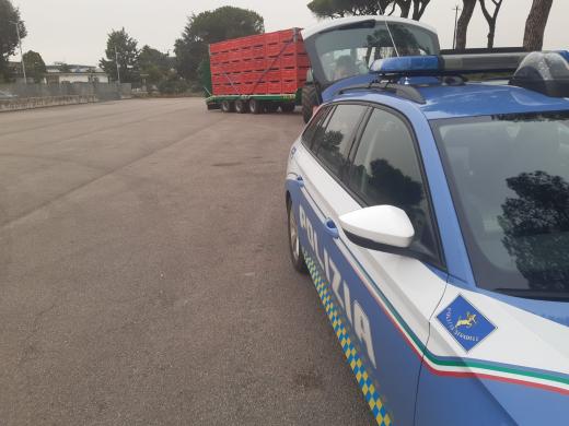 Sequestrato dalla Polizia Stradale di Latina un rimorchio agricolo privo di immatricolazione