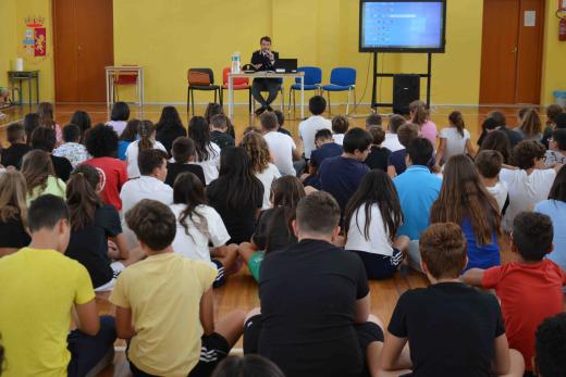 Ragusa: la Polizia di Stato inaugura il nuovo anno scolastico tra i banchi di scuola per diffondere la cultura della legalità.