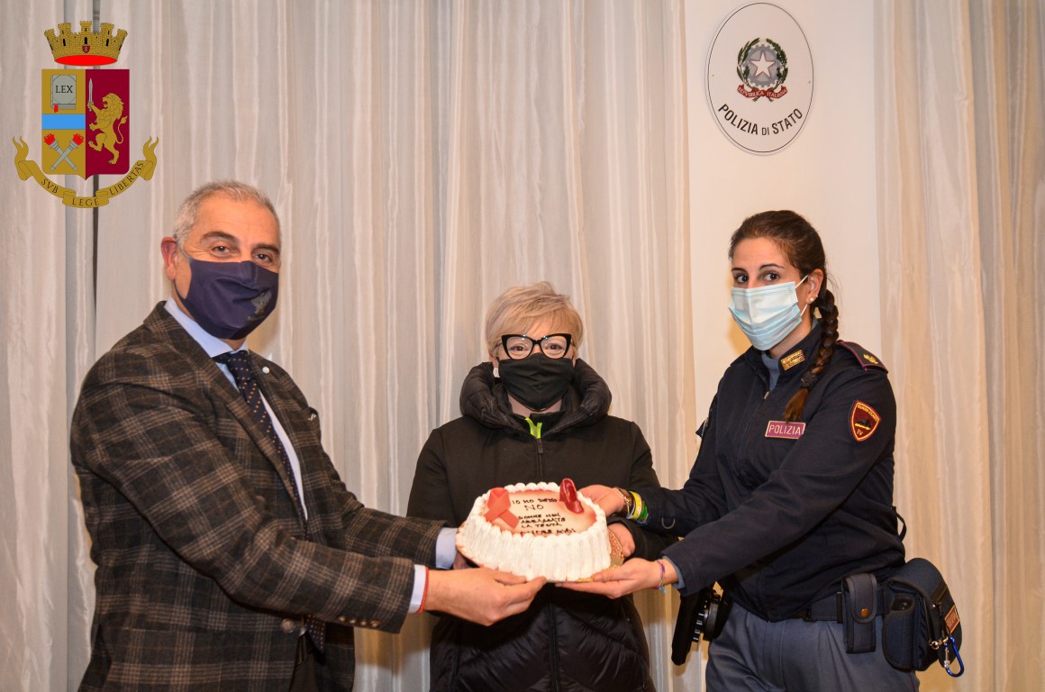 Una torta per festeggiare con la Polizia di Stato la fine dei maltrattamenti subiti dal proprio ex