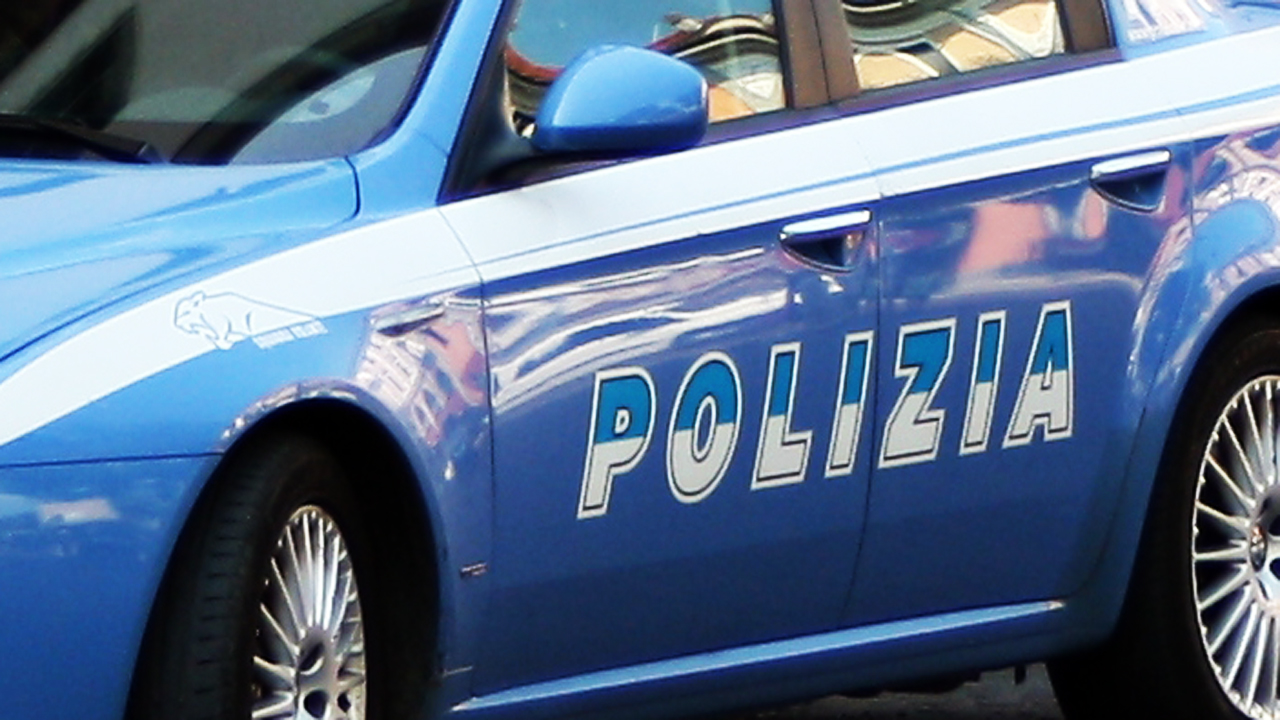 Prato, viale Galilei:
spacciatore arrestato dalla Volante con un etto di hashish