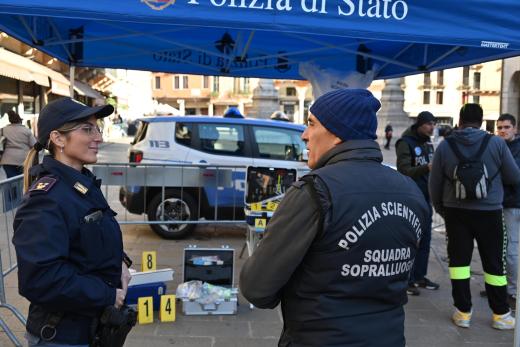 Gazebo della Polizia Scientifica a Vicenza, in Piazza dei Signori in occasione della ricorrenza del 4 novembre