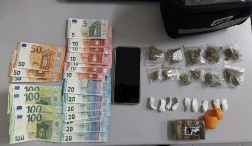 Polizia di Stato-Barletta: Spaccio di droga nel centro cittadino, la polizia sequestra hashish, marijuana, cocaina, sostanze stupefacenti e denuncia un 22enne.