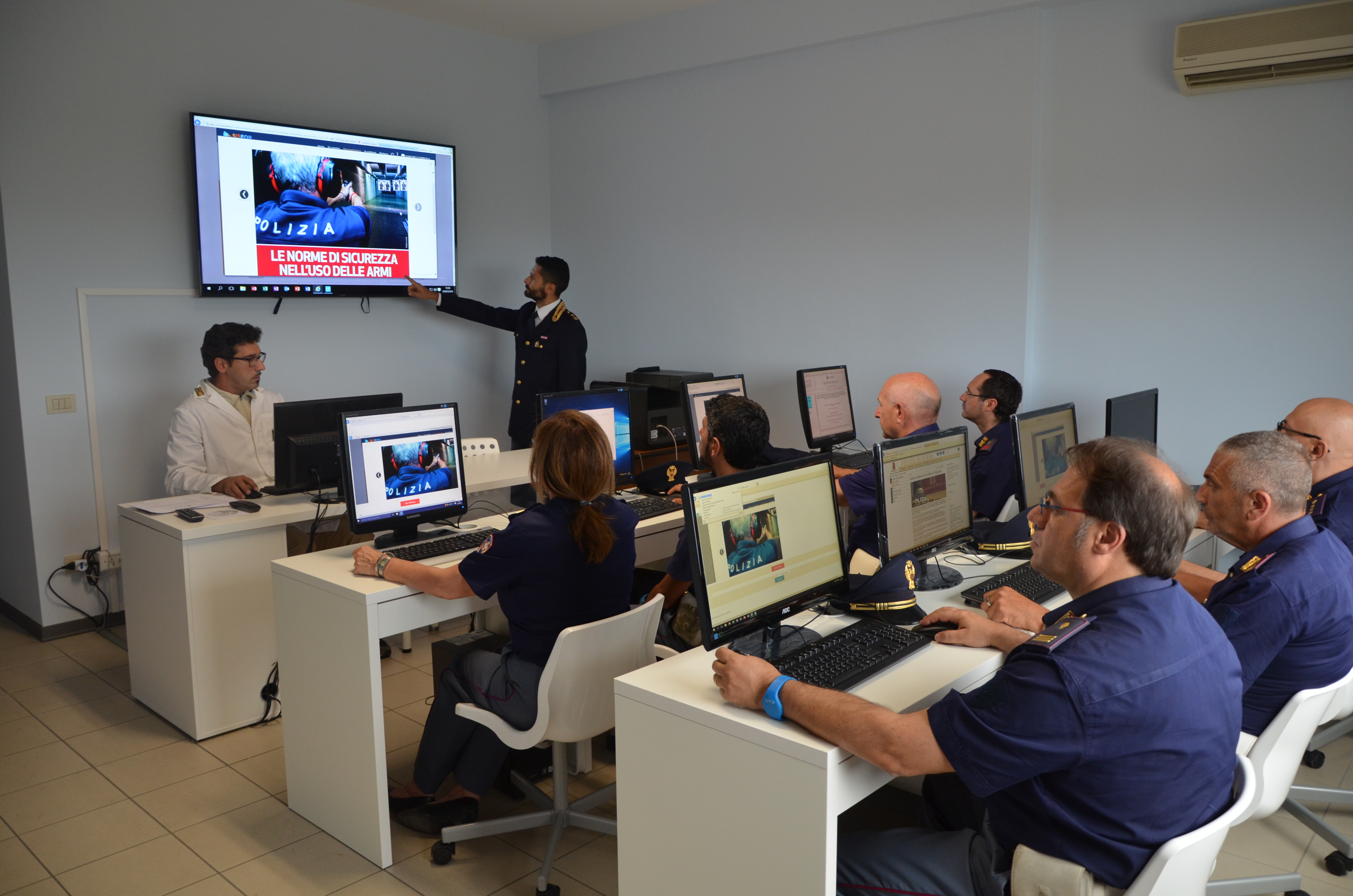 L'aggiornamento degli operatori di Polizia nella nuova Sala Multimediale