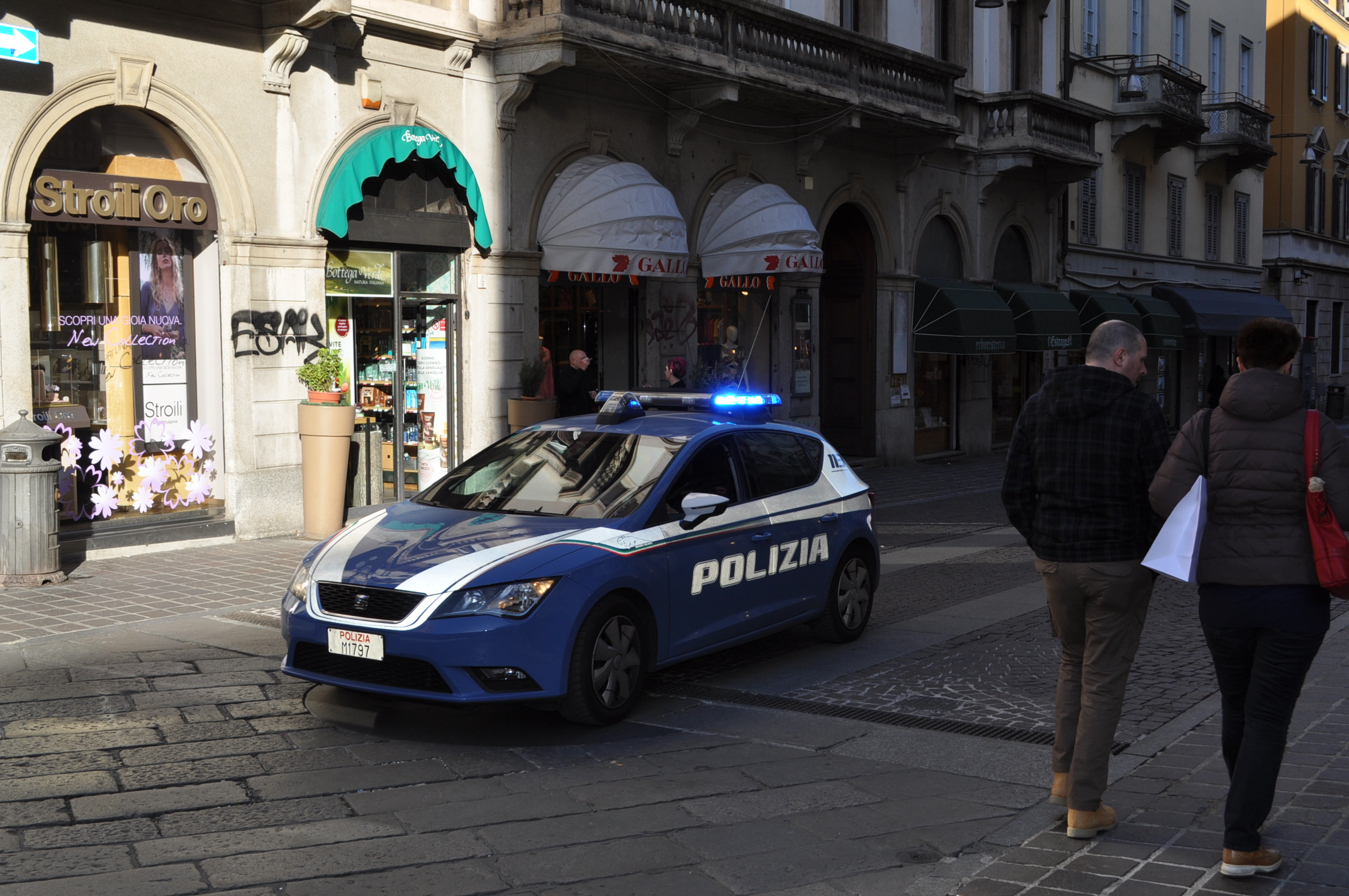 Questura Monza e Brianza - La Polizia di Stato sorprende nottetempo giovanissimi che per divertimento appiccavano roghi in strada. Rintracciati due giovani intenti ad incendiare cartoni destinati alla raccolta dei rifiuti.