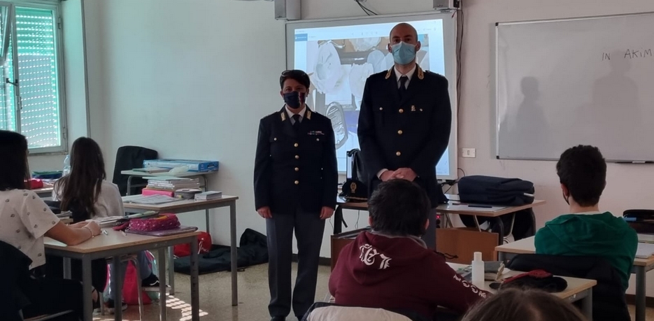 "PretenDiamo legalità " - la Polizia in cattedra con gli studenti di Macerata