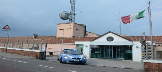 POLIZIA DI STATO DI VENEZIA: ATTINTO DA FOGLIO DI VIA OBBLIGATORIO IL CITTADINO STRANIERO CHE BRANDIVA UNA SPRANGA SUL PONTE DELLA LIBERTA’