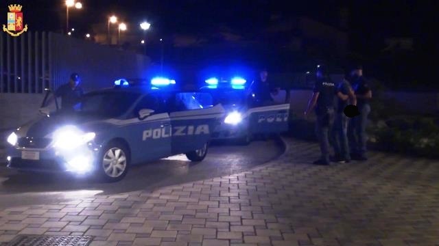 Polizia arresta 18enne per resistenza e violenza a P.U.