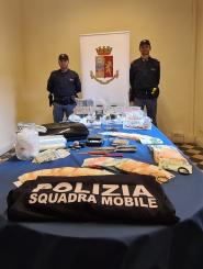 Siena: sequestrati 27 chili di droga conservati nel frigo, arrestate 2 ragazze italiane