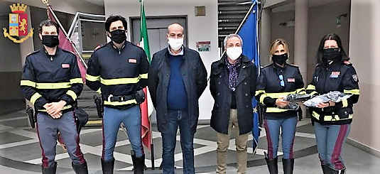 Lucca - La Romito Manifatture di Montecarlo dona duecento mascherine alla Polizia Stradale