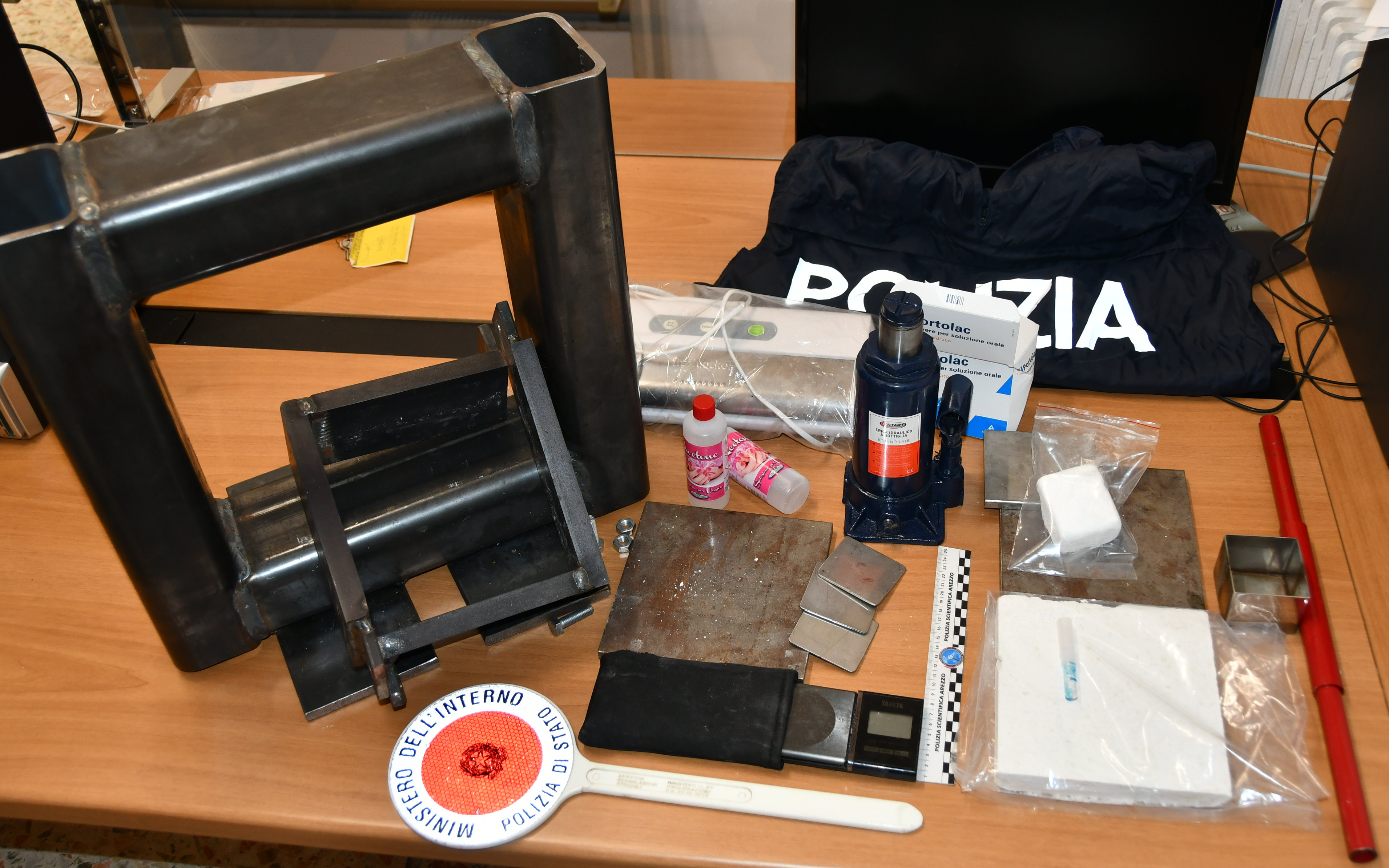 La Polizia di Stato arresta a Sansepolcro un cittadino albanese per detenzione a fini di spaccio  di un chilogrammo di cocaina purissima