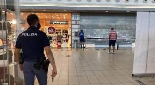 La Polizia di Stato arresta tre giovani donne per furto di merce al centro commerciale Megalò