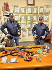 Nascondeva droga, munizioni e armi con matricola abrasa - arrestato dalla Polizia di Stato
