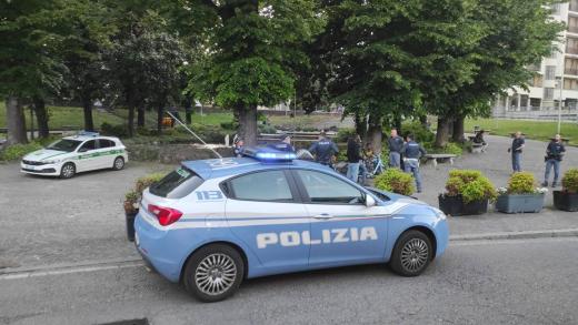 Monza - Rapinano un paio di scarpe ad un coetaneo in stazione, Arrestati.