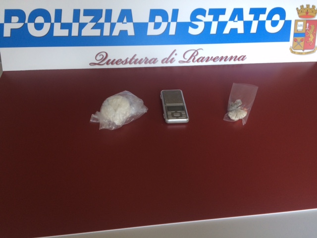 “Nasconde 60 grammi di cocaina sotto il garage. La Polizia lo arresta”