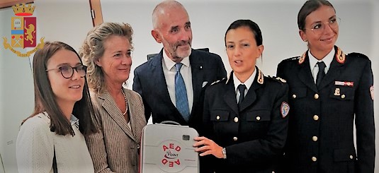 Lucca - “Gli Amici di Giò” donano un defibrillatore alla Polizia Stradale di Lucca