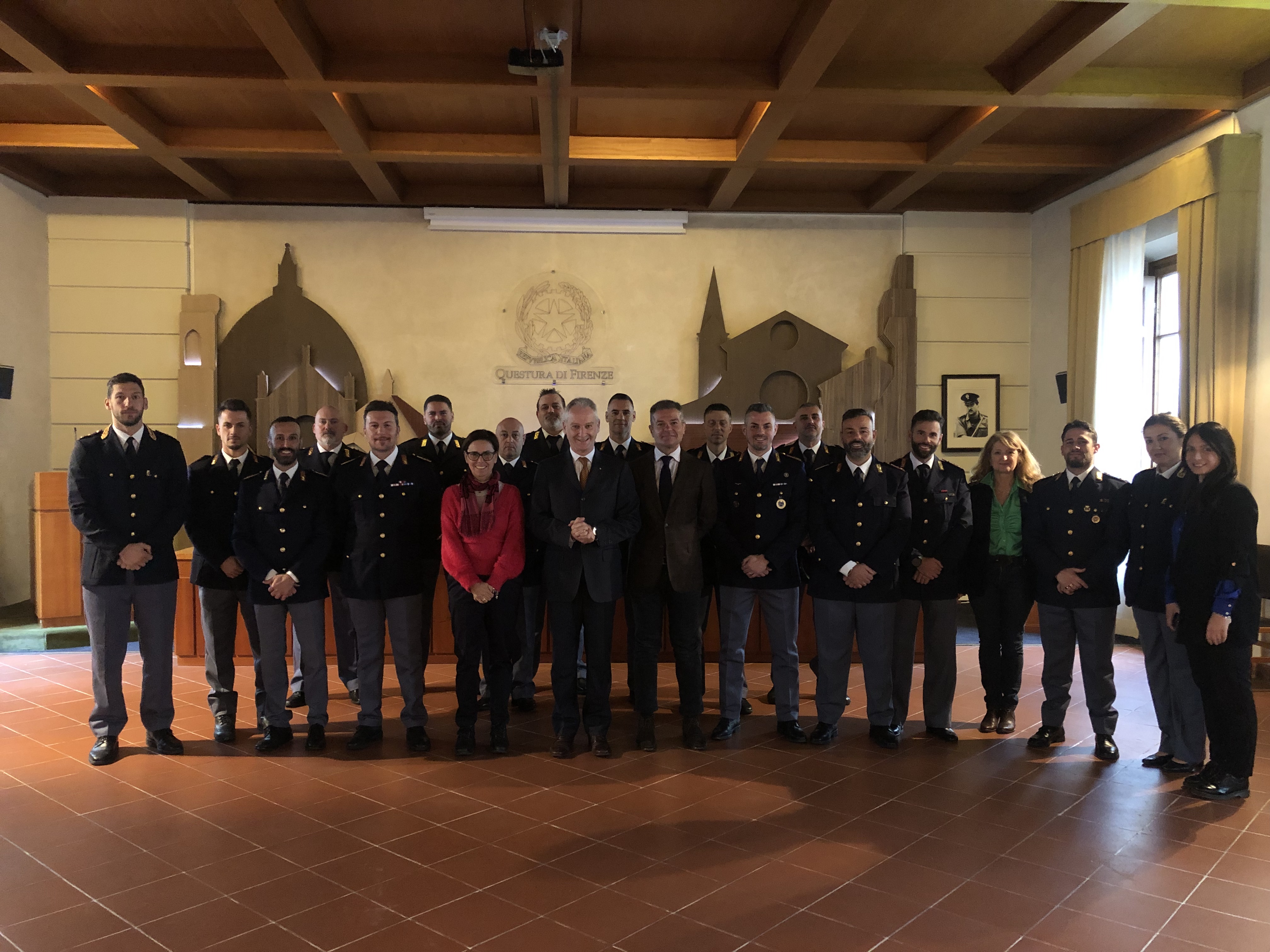 Il Questore della provincia di Firenze Maurizio Auriemma incontra in Sala Cangiano i 13 nuovi poliziotti del ruolo Ispettori assegnati alla Questura fiorentina