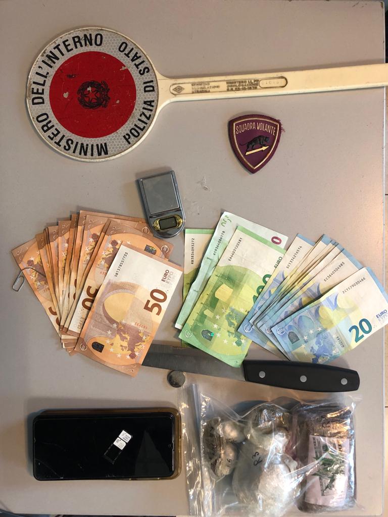Beccato con quasi 300 grammi di droga e più di 1.300 euro in contanti: arrestato pusher 34enne dalla Polizia di Stato