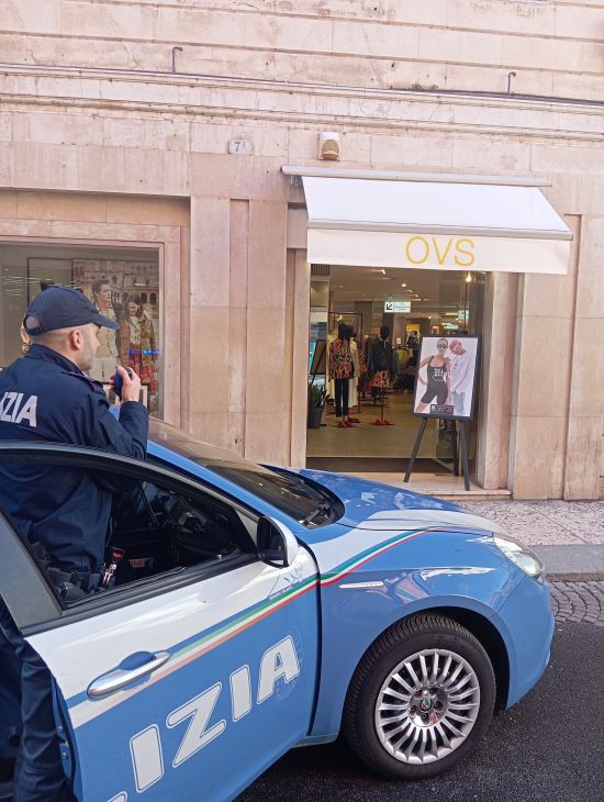 Tenta di rubare profumi per quasi 200 euro: trentunenne bloccato dalla Polizia di Stato. Su di lui pendeva anche un ordine di carcerazione.