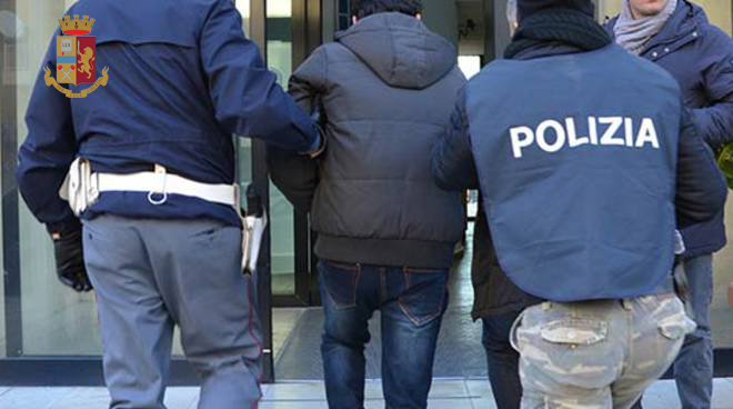 Polizia arresta 40enne per spaccio si sostanze stupefacenti