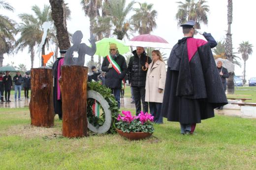 Polizia di Stato di Macerata: a Civitanova Marche cerimonia di commemorazione presso il parco  intitolato all’agente della Polizia di Stato Calogero Zucchetto, ucciso dalla mafia nel 1982.