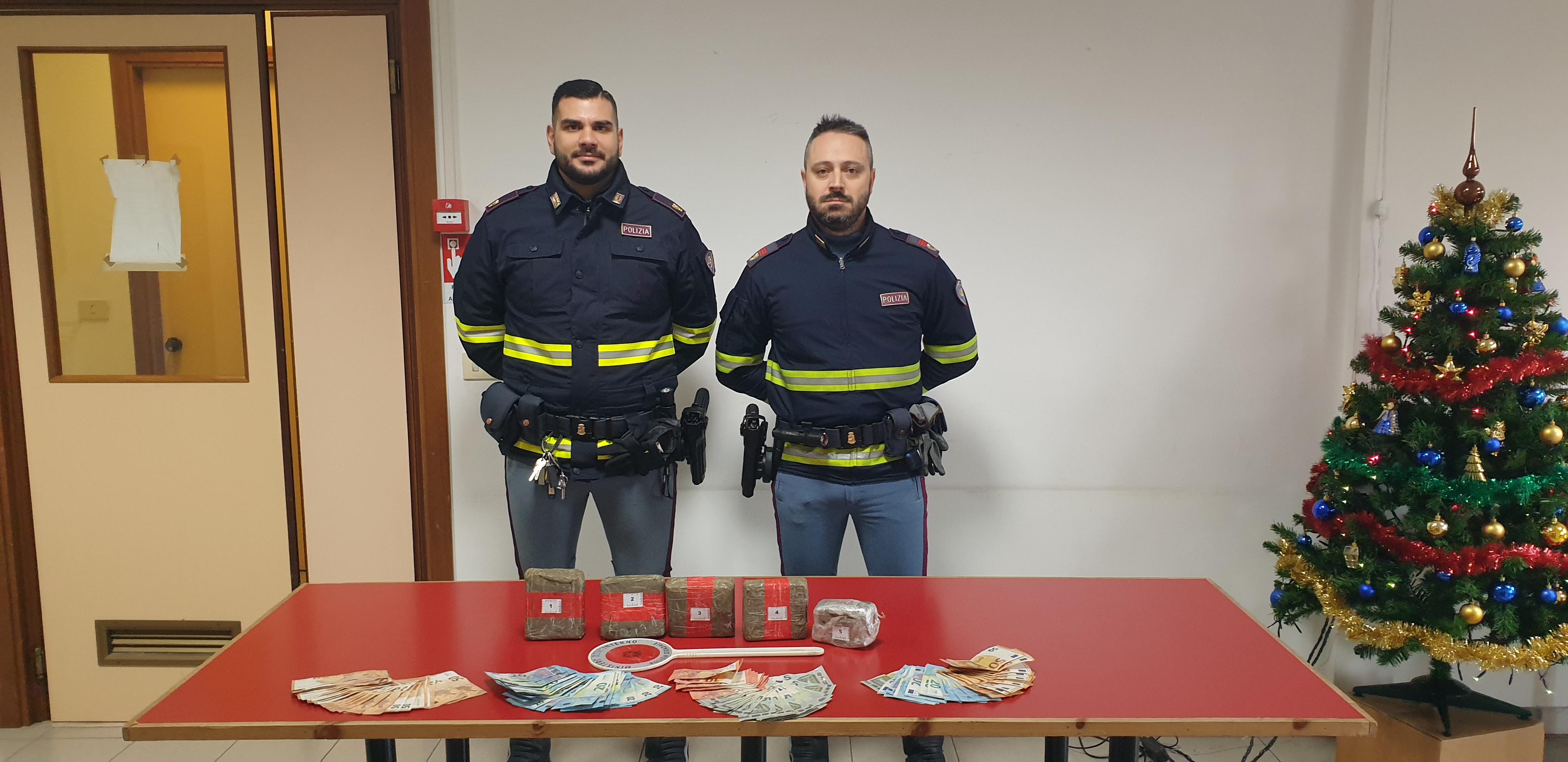 POLIZIA DI STATO DI AREZZO Arrestati in A1 con 2 5 kg di hascisc