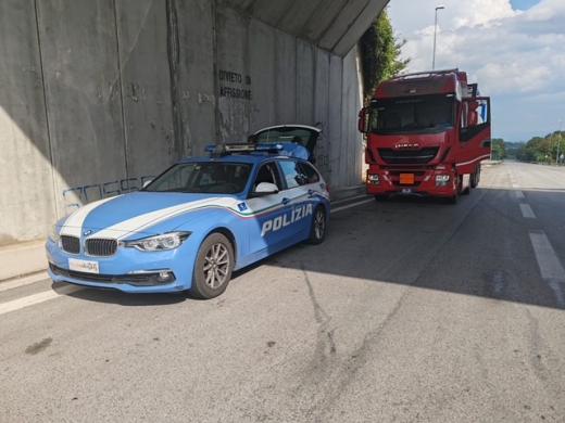 Cerro al Volturno (IS), la Polizia di Stato soccorre e salva la vita ad un camionista colto da malore