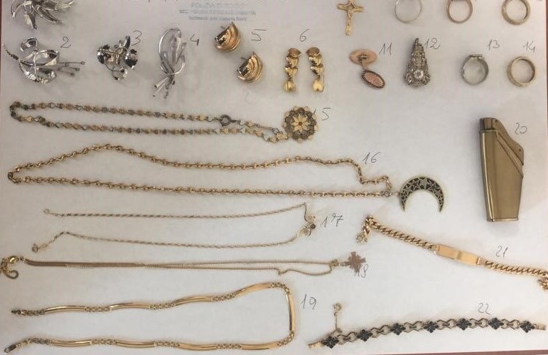 Fermati a Caserta, vengono trovati in possesso di oltre 10.000 euro di gioielli, sottratti  ad un’ultraottantenne romana. La Polizia di Stato li scopre e li arresta.