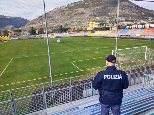 Fronteggiano animosamente il personale della Polizia di Stato in occasione della partita Gubbio - Ternana: il Questore della provincia di Perugia ha emesso 2 DASPO.