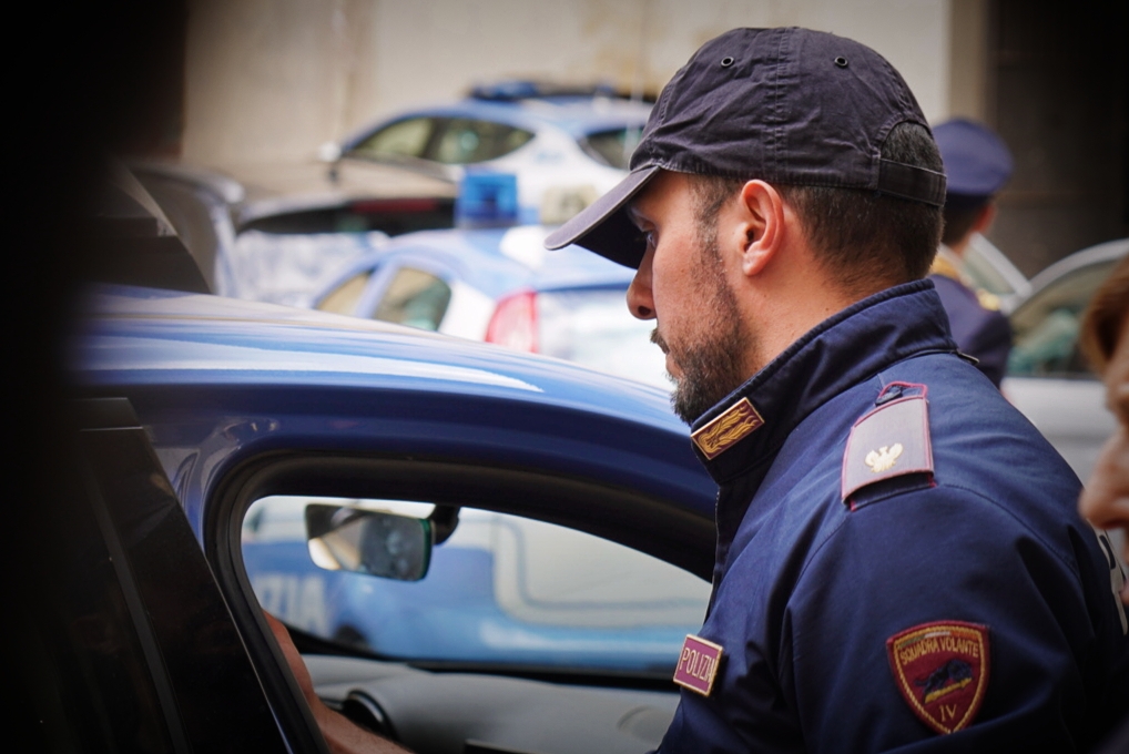 Furti su auto con vetri infranti: 24enne tunisino arrestato dalla Polizia di Stato come presunto autore di un episodio