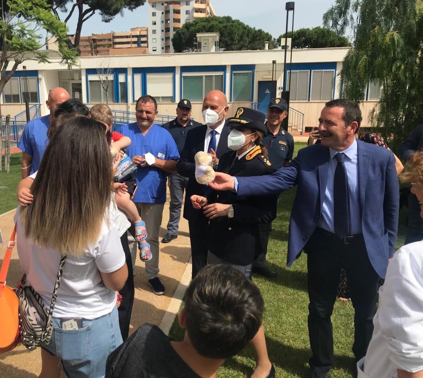 La Polizia di Stato con i bambini ricoverati all’Ospedale Pediatrico Giovanni XXIII di Bari