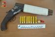 Sotto al divano della cucina nascondeva un fucile a canne mozze: arrestato dalla Polizia di Stato
