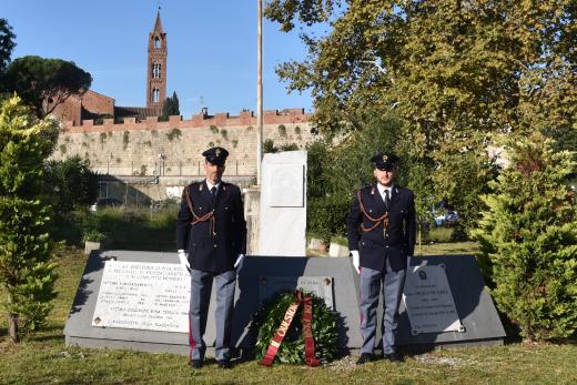 la Polizia di Stato commemora i defunti con la deposizione di una corona presso la Caserma Goffredo Mameli