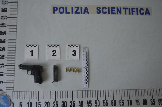 Trovato in possesso di un’arma da fuoco all’interno di un noto locale ravennate: arrestato dalla Polizia di Stato